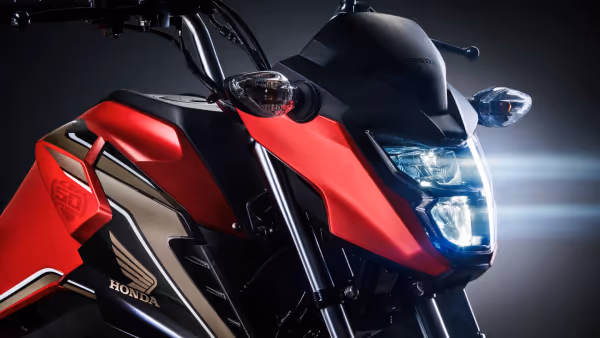 Moto Honda Nova Titan Edição Comemorativa de 50 Anos Visão Close Lateral Dianteira Superior Direita