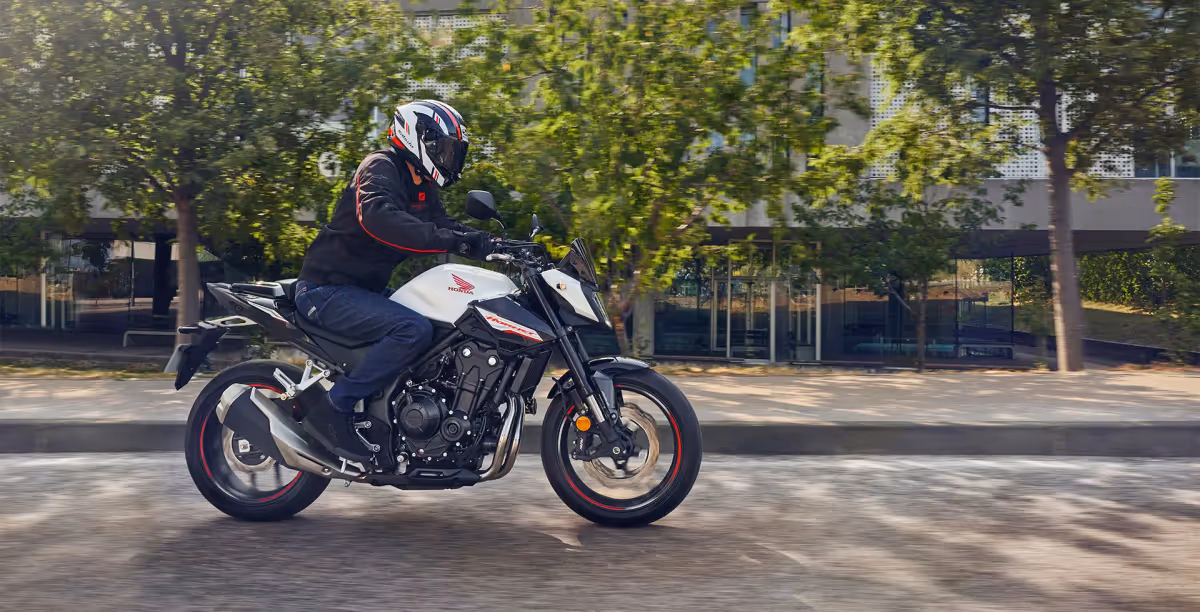 Hornet 500 em ambiente externo, vista lateral