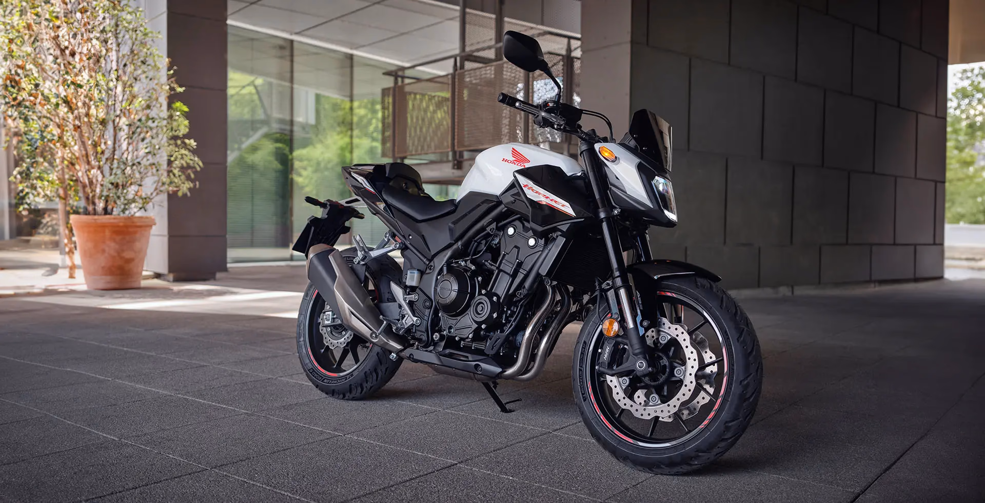 Hornet 500 em ambiente externo, vista traseira - 9 de 14