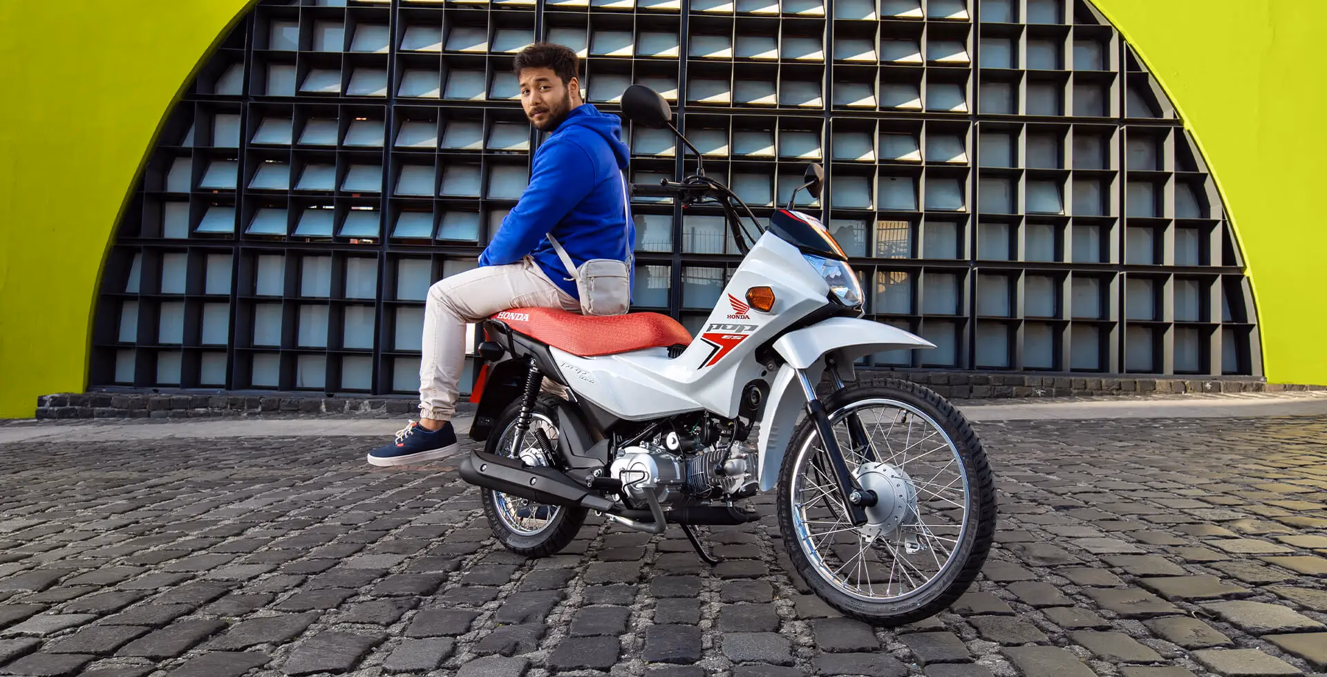 Homem sentado na Pop 110i ES - 11 de 28